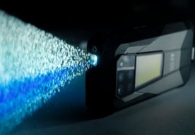 Photo Smartfón do terénu s obrovskou batériou a zabudovaným projektorom 